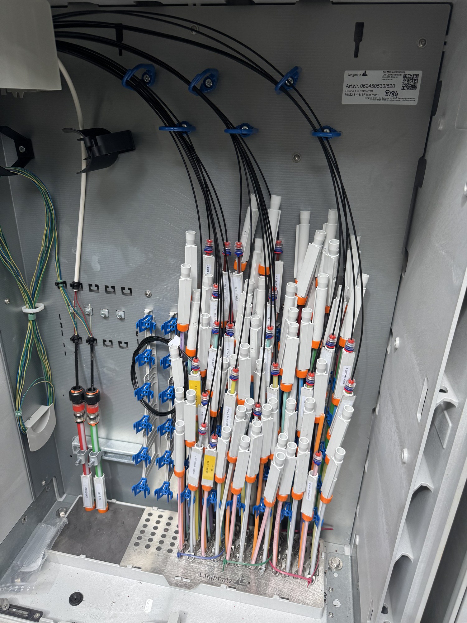 Technisches Detail eines Netzverteilers mit sauber geführten Glasfasern