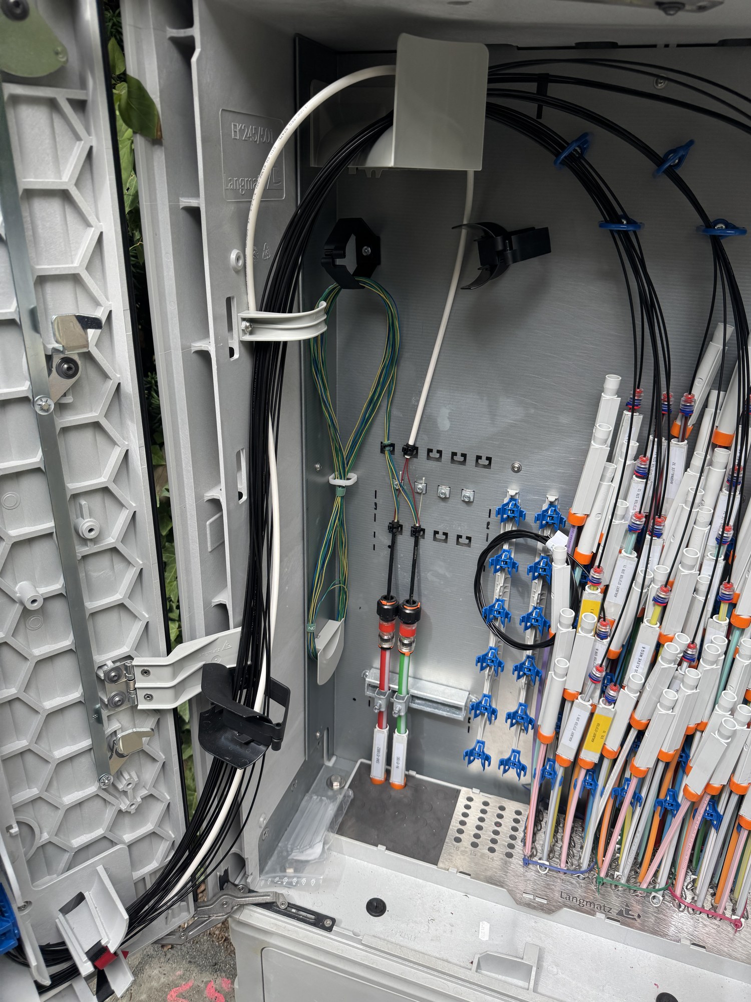 Sauber geführte Mikrorohre und Fasern in einem Glasfaser-Netzverteiler