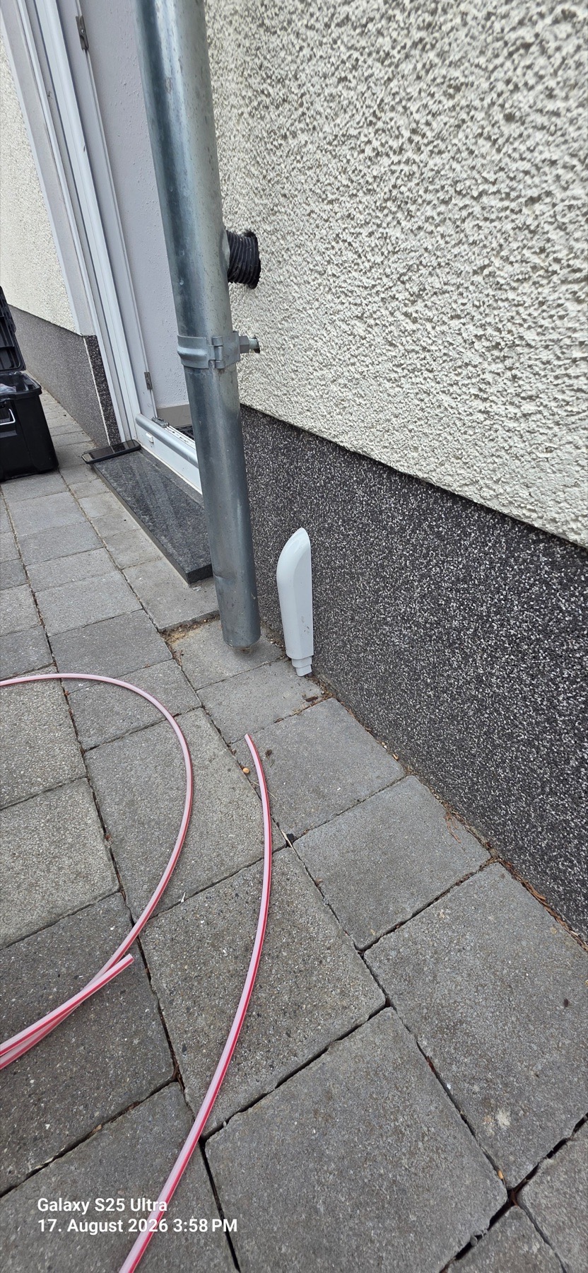 Glasfaserkabel am Haus nach der technischen Störungsbehebung